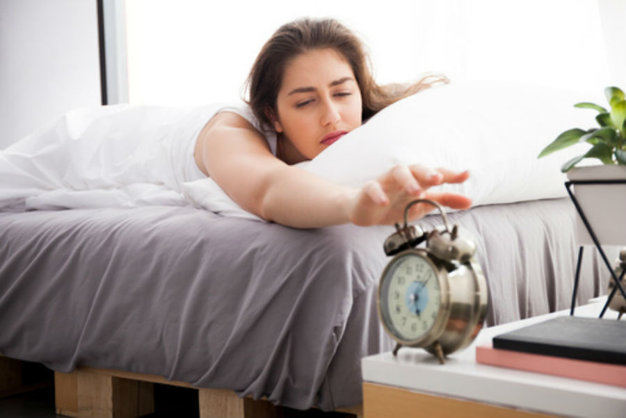 Woman_waking_up_early_twinsterphoto_Fotolia